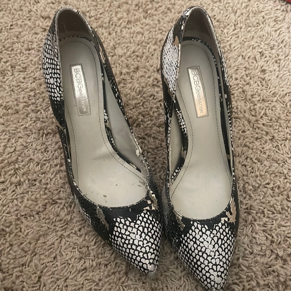 Snake print heels BCBG 7.5